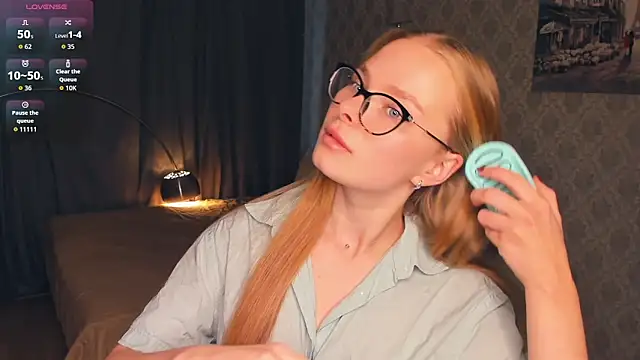 Snapshot of LibbyVenzeio chatting on 11.17.25 LibbyVenzeio online show from 11.17.25