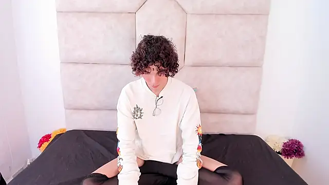 Scaarlett 22  online show from 10.19.25