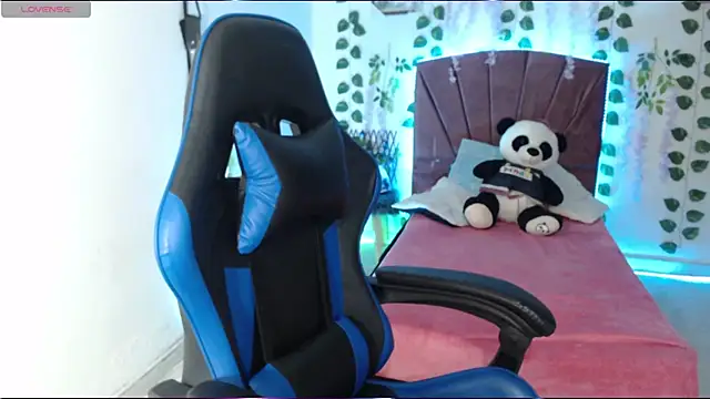 Snapshot of Chloe-laurent03 chatting on 10.21.25 Chloe-laurent03 online show from 10.21.25