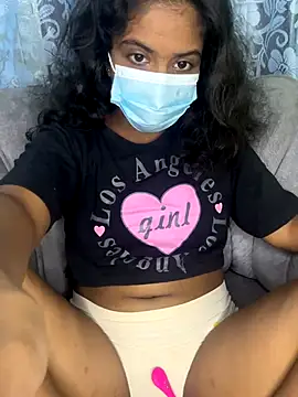 Snapshot of SukiyamaAsia chatting on 11.21.25 SukiyamaAsia online show from 11.21.25