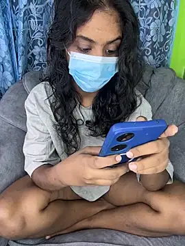 Snapshot of SukiyamaAsia chatting on 11.30.25 SukiyamaAsia online show from 11.30.25