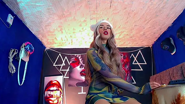 Snapshot of Fersexy_Dolls chatting on 11.22.25 Fersexy Dolls online show from 11.22.25