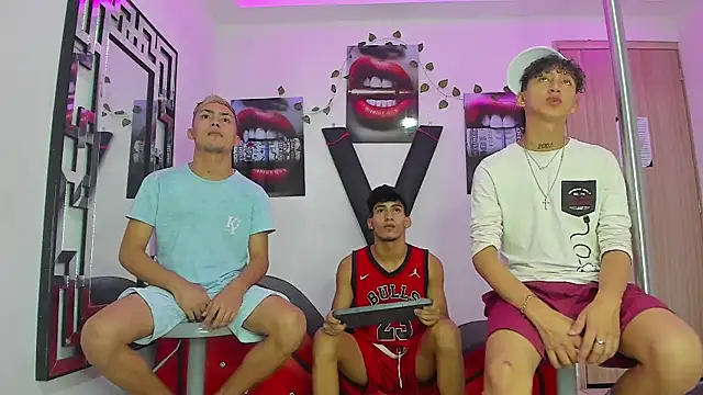 Snapshot of VERY_HOT_GUYS chatting on 10.01.25 VERY HOT GUYS online show from 10.01.25