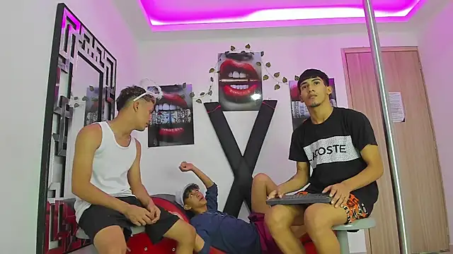 Snapshot of VERY_HOT_GUYS chatting on 10.02.25 VERY HOT GUYS online show from 10.02.25