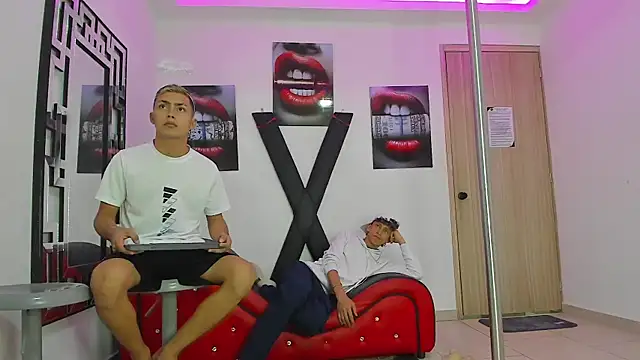 Snapshot of VERY_HOT_GUYS chatting on 10.03.25 VERY HOT GUYS online show from 10.03.25