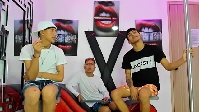 Snapshot of VERY_HOT_GUYS chatting on 10.22.25 VERY HOT GUYS online show from 10.22.25