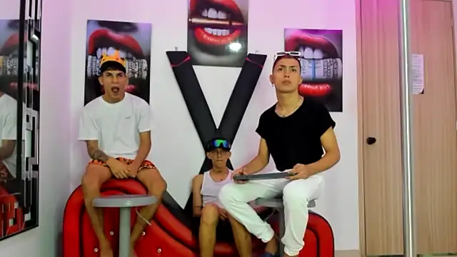 Snapshot of VERY_HOT_GUYS chatting on 10.31.25 VERY HOT GUYS online show from 10.31.25