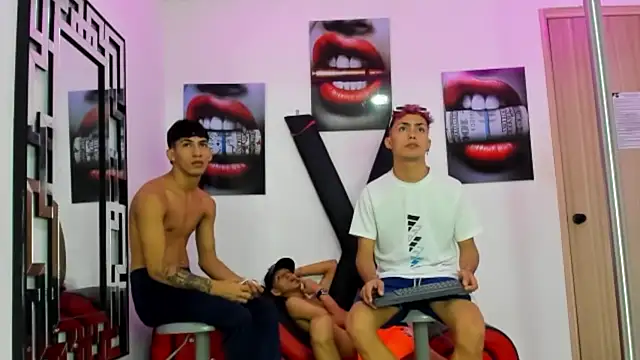 Snapshot of VERY_HOT_GUYS chatting on 11.01.25 VERY HOT GUYS online show from 11.01.25