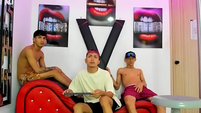 Snapshot of VERY_HOT_GUYS chatting on 11.03.25 VERY HOT GUYS online show from 11.03.25