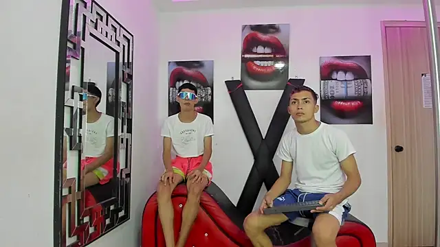 Snapshot of VERY_HOT_GUYS chatting on 11.26.25 VERY HOT GUYS online show from 11.26.25