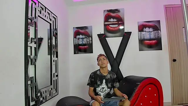 Snapshot of VERY_HOT_GUYS chatting on 11.27.25 VERY HOT GUYS online show from 11.27.25