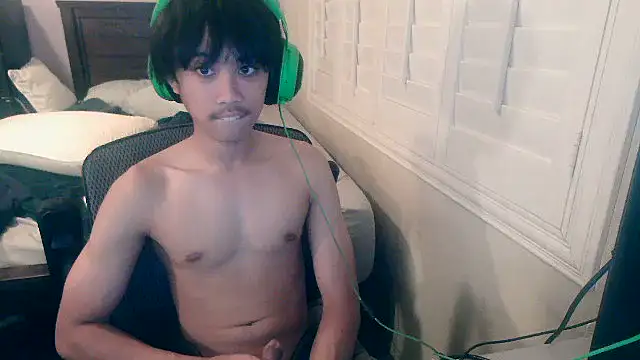 Snapshot of youngasianboy2007 chatting on 10.28.25 youngasianboy2007 online show from 10.28.25