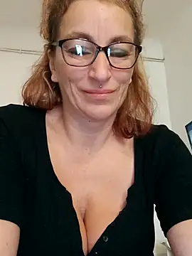 Snapshot of Fifi83Bell chatting on 11.16.25 Fifi83Bell online show from 11.16.25