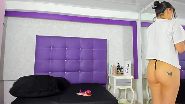 LeaMoreau22 online show from 10.12.25