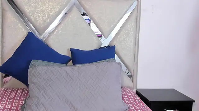 Snapshot of mia_fox4 chatting on 10.25.25 mia fox4 online show from 10.25.25