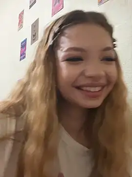 Snapshot of _Siennaaa_ chatting on 10.11.25 Siennaaa online show from 10.11.25