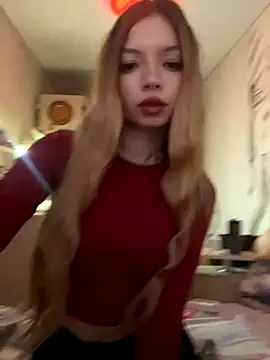 Snapshot of _Siennaaa_ chatting on 10.20.25 Siennaaa online show from 10.20.25