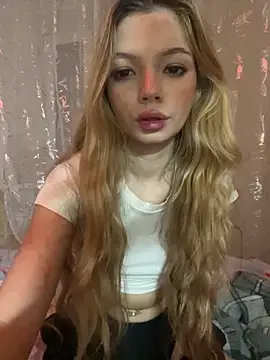 Snapshot of _Siennaaa_ chatting on 10.21.25 Siennaaa online show from 10.21.25