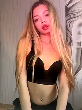 Snapshot of _Siennaaa_ chatting on 11.04.25 Siennaaa online show from 11.04.25