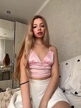 Snapshot of _Siennaaa_ chatting on 11.10.25 Siennaaa online show from 11.10.25