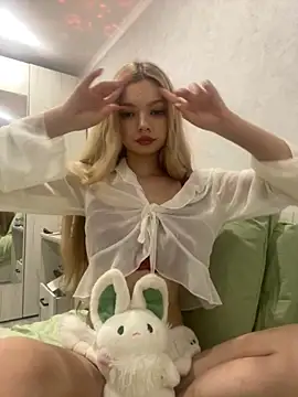 Snapshot of _Siennaaa_ chatting on 11.16.25 Siennaaa online show from 11.16.25