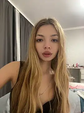 Snapshot of _Siennaaa_ chatting on 11.28.25 Siennaaa online show from 11.28.25