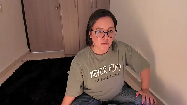 Snapshot of Venus_cat_ chatting on 10.04.25 Venus cat online show from 10.04.25