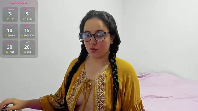 Snapshot of Venus_cat_ chatting on 11.09.25 Venus cat online show from 11.09.25