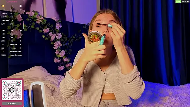 JulieLupo online show from 10.28.25