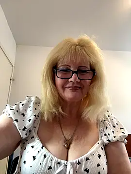 Snapshot of BoloshkaBlonda chatting on 10.29.25 BoloshkaBlonda online show from 10.29.25