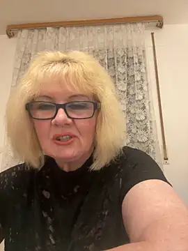 Snapshot of BoloshkaBlonda chatting on 11.11.25 BoloshkaBlonda online show from 11.11.25