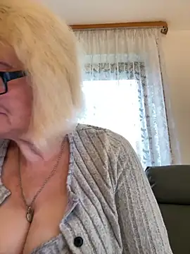 Snapshot of BoloshkaBlonda chatting on 11.17.25 BoloshkaBlonda online show from 11.17.25