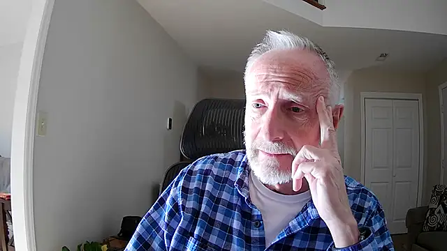 Snapshot of ApolloThrust chatting on 11.05.25 ApolloThrust online show from 11.05.25