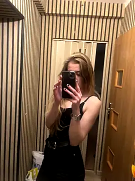 Snapshot of pleasedontpressaredburton chatting on 10.07.25 pleasedontpressaredburton online show from 10.07.25