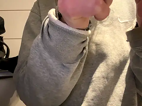 Snapshot of pleasedontpressaredburton chatting on 10.16.25 pleasedontpressaredburton online show from 10.16.25