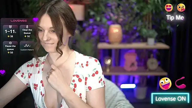 Snapshot of xoxo_molly chatting on 10.13.25 xoxo molly online show from 10.13.25