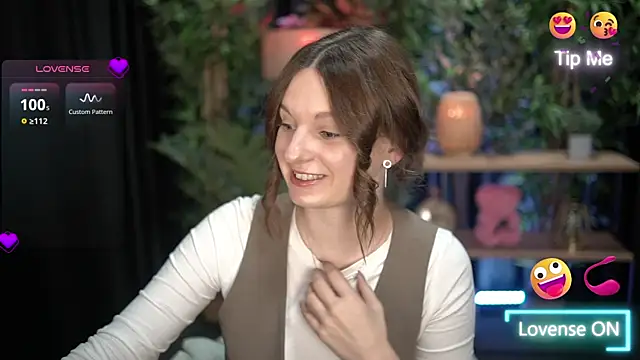 Snapshot of xoxo_molly chatting on 11.10.25 xoxo molly online show from 11.10.25