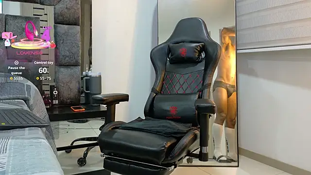 Snapshot of johnjaguar1_ chatting on 10.03.25 johnjaguar1 online show from 10.03.25