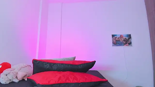 Miaengels  online show from 04.21.26