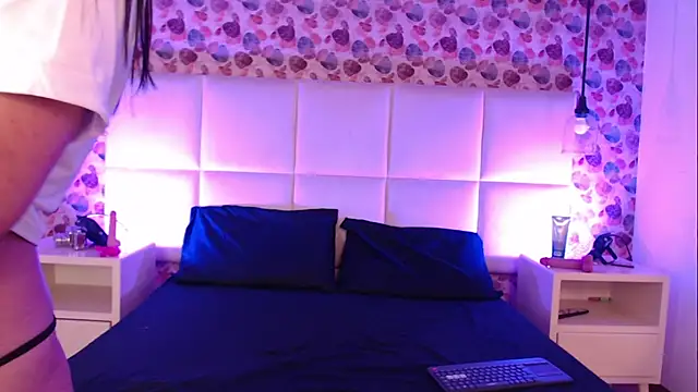 Snapshot of IssisLancaster chatting on 11.25.25 IssisLancaster online show from 11.25.25