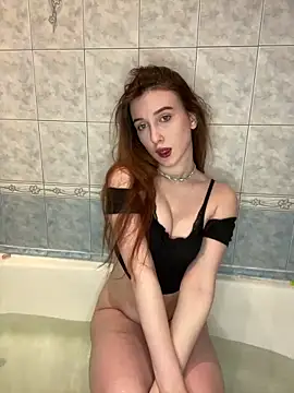 Snapshot of Evelyn39 chatting on 10.06.25 Evelyn39 online show from 10.06.25