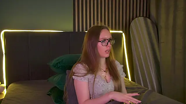 Snapshot of KathyStewart chatting on 11.08.25 KathyStewart online show from 11.08.25