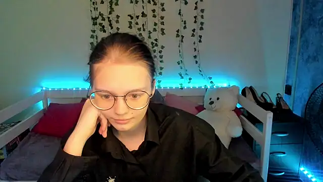 Snapshot of shy_elina01 chatting on 10.04.25 shy elina01 online show from 10.04.25