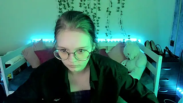 Snapshot of shy_elina01 chatting on 10.10.25 shy elina01 online show from 10.10.25