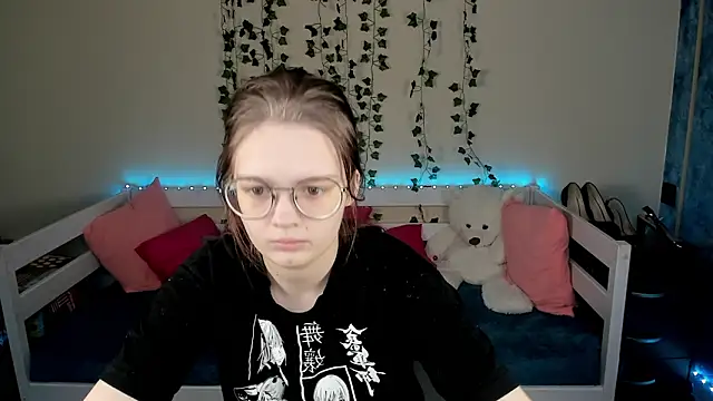 Snapshot of shy_elina01 chatting on 10.13.25 shy elina01 online show from 10.13.25