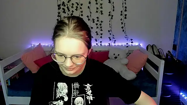 Snapshot of shy_elina01 chatting on 10.14.25 shy elina01 online show from 10.14.25