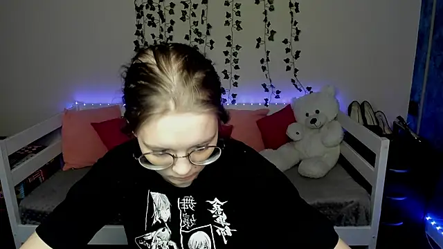 Snapshot of shy_elina01 chatting on 10.15.25 shy elina01 online show from 10.15.25