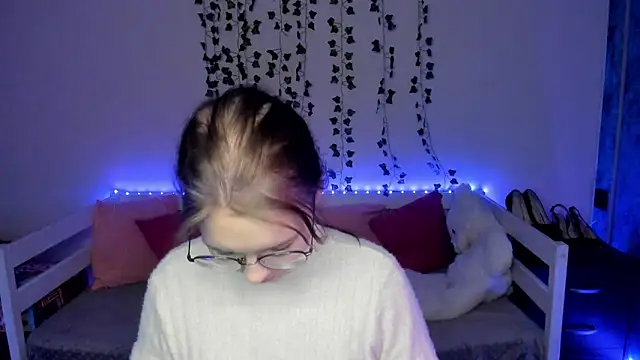 Snapshot of shy_elina01 chatting on 10.18.25 shy elina01 online show from 10.18.25