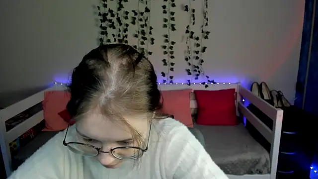 Snapshot of shy_elina01 chatting on 10.21.25 shy elina01 online show from 10.21.25