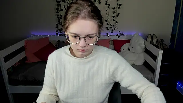 Snapshot of shy_elina01 chatting on 10.22.25 shy elina01 online show from 10.22.25